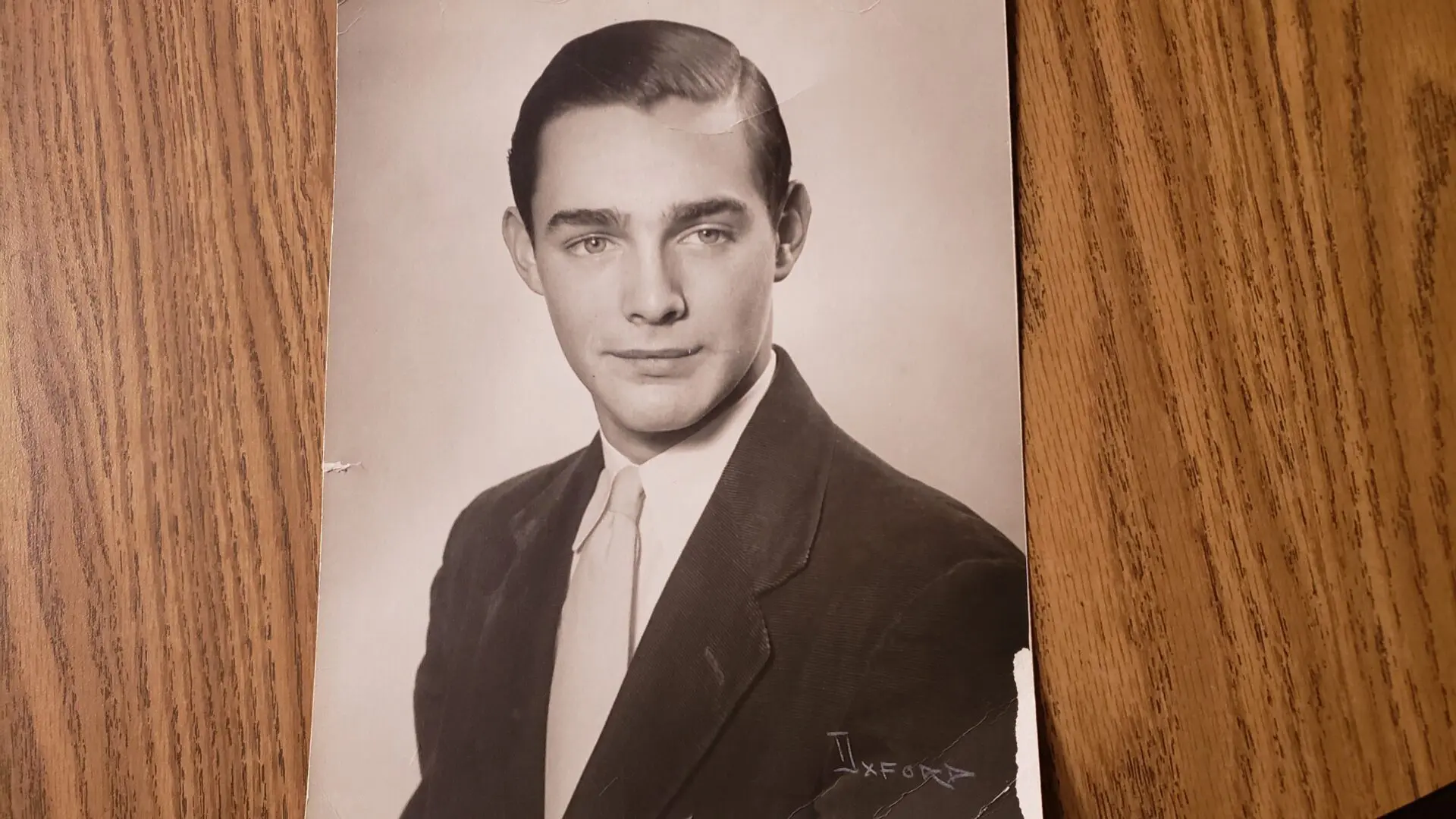 A man in suit and tie posing for the camera.